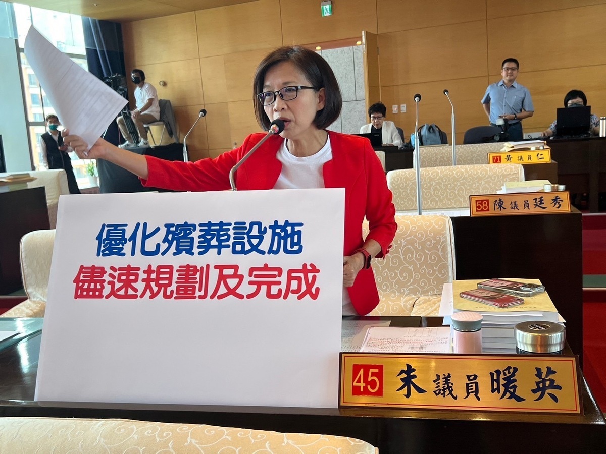 台中市議員朱暖英批評，吳世瑋已接掌第五年民政局長，市民治喪環境仍亂成一團嚴重惡化。 朱暖英/提供