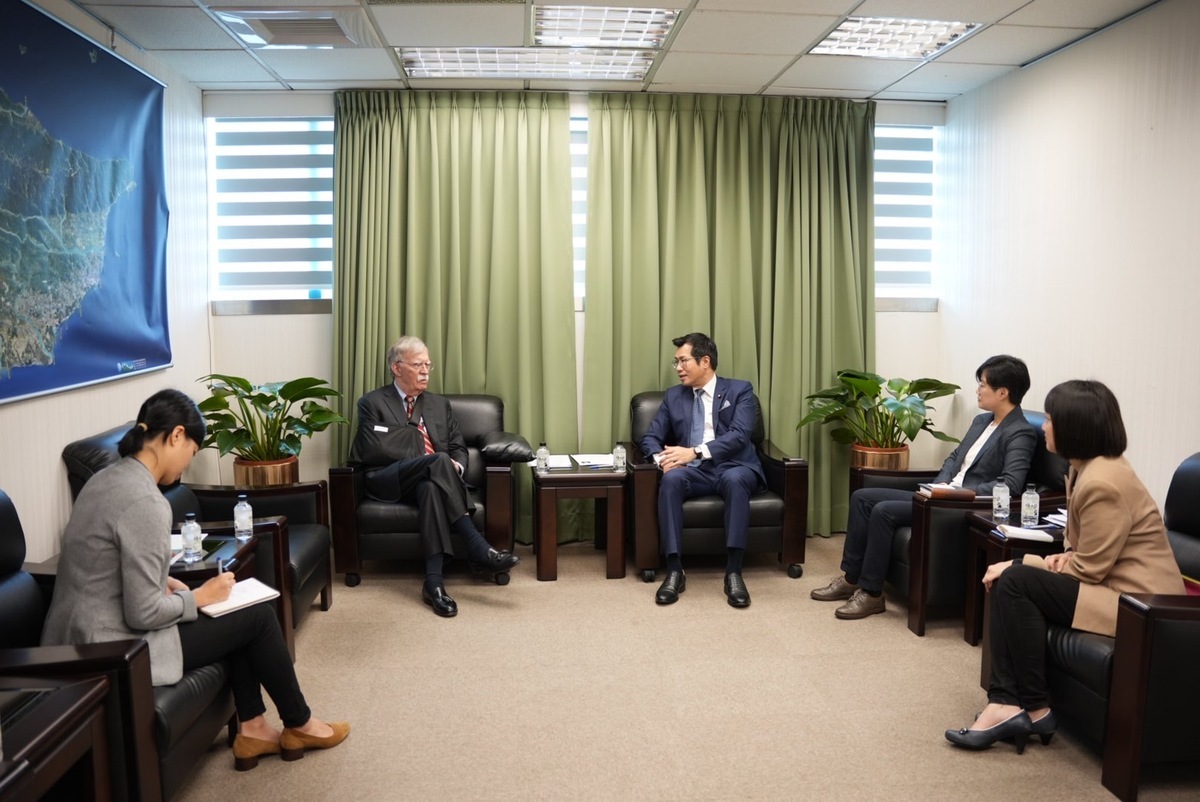 前美國國家安全顧問約翰·波頓（John Bolton）今（28）日上午拜訪民主進步黨。 圖：民進黨提供