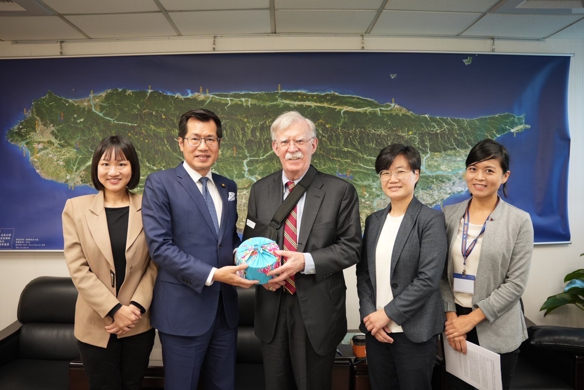 前美國國家安全顧問約翰·波頓（John Bolton）今（28）日上午拜訪民主進步黨，由政策會執行長/立法委員羅致政、楊懿珊副秘書長、黨發言人/國際部主任謝佩芬、副主任邱雯莉共同接待。 圖：民進黨提供