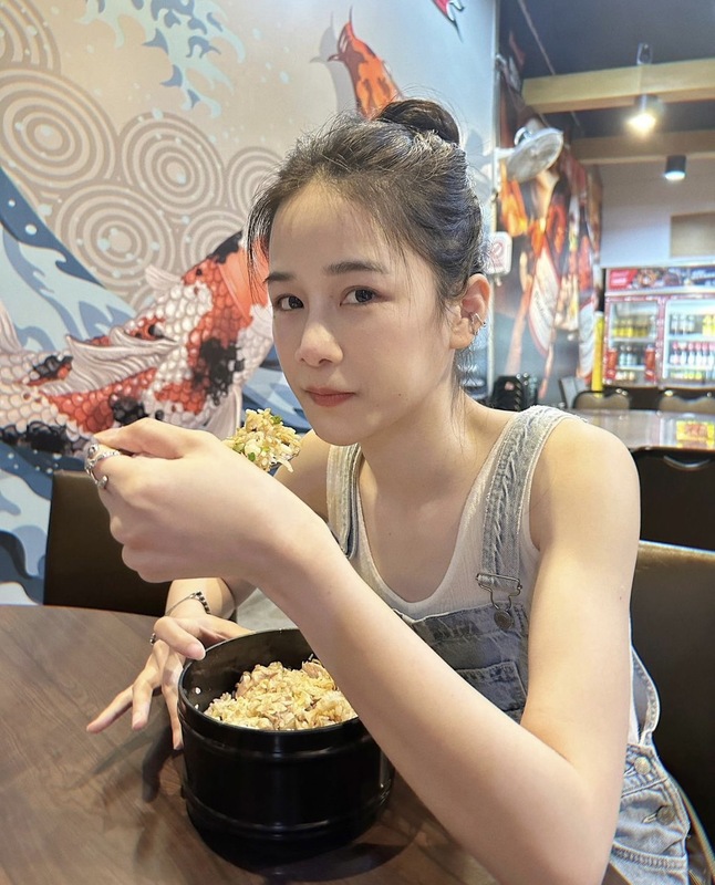 千千挑戰現在流行的「花朵舞」。 圖：翻攝自千千IG