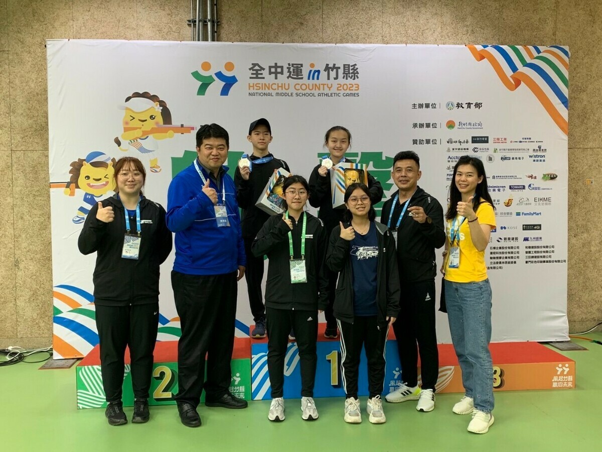 光復高中陳妍卉（後排右一）奪10公尺空氣步槍金牌及運動精神獎。 圖：新北市教育局提供