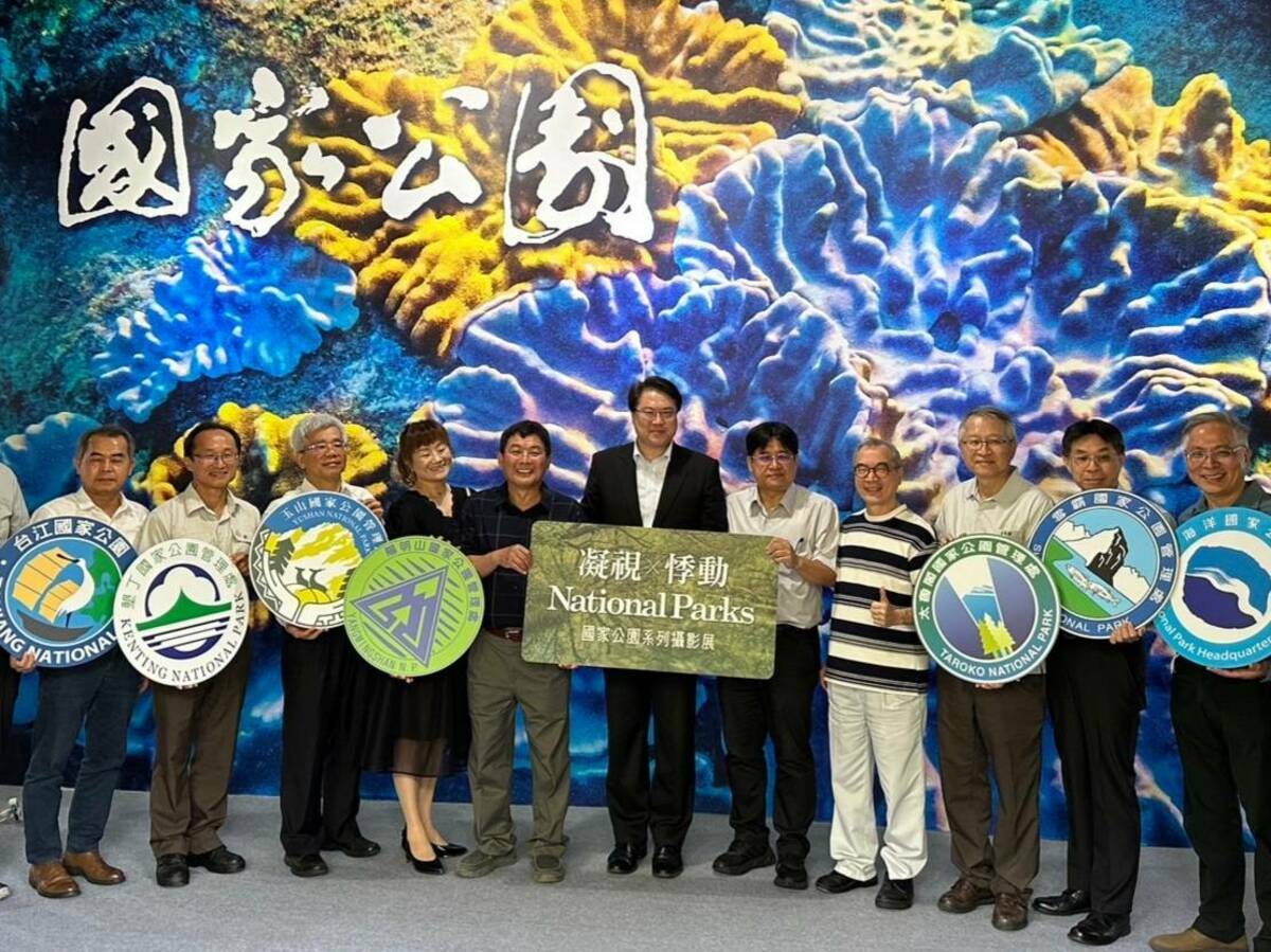 內政部長林右昌今(28)日主持「凝視×悸動×National Parks」國家公園系列攝影展開幕活動。 圖：內政部提供