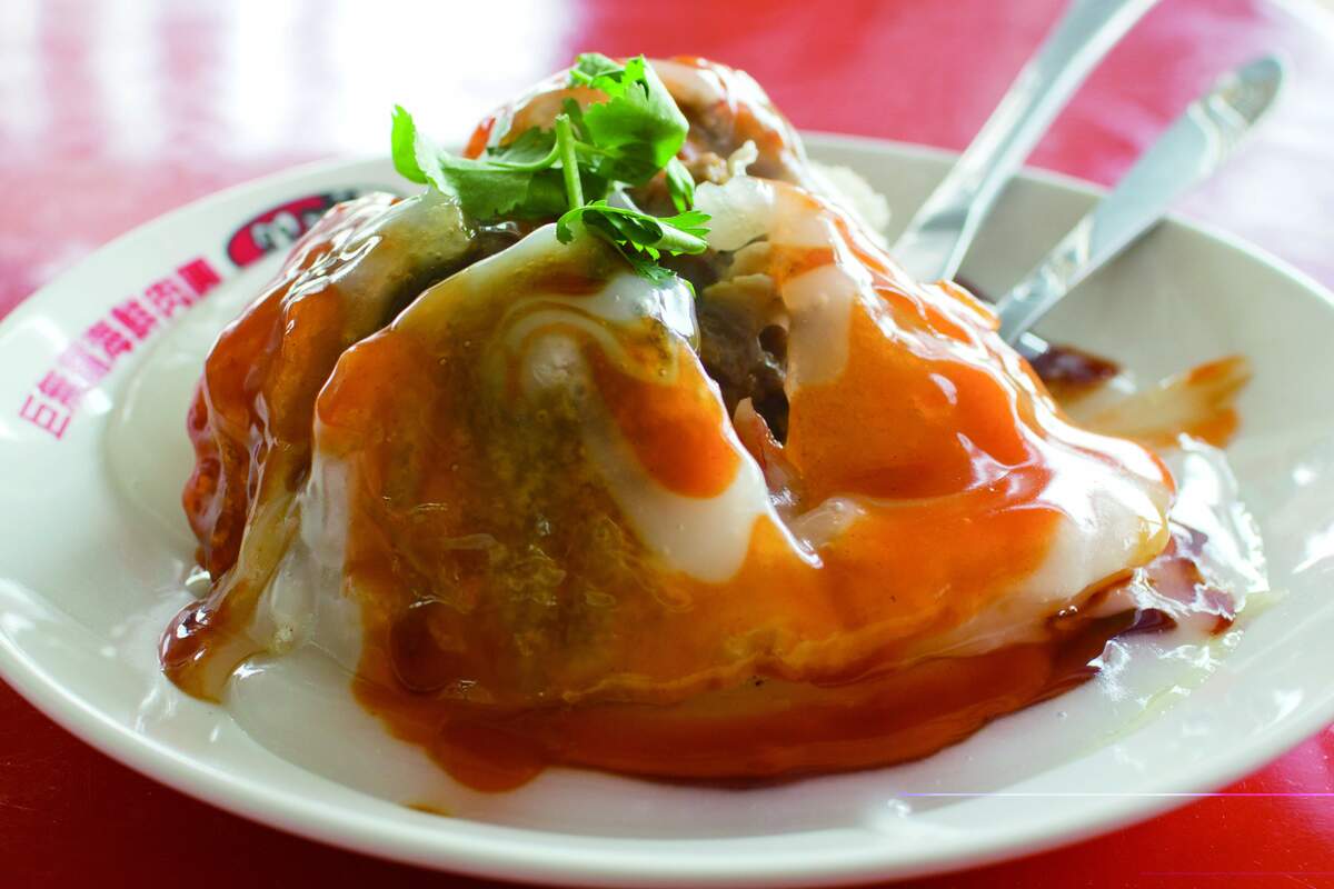 布袋魚市場有全台最大的巨無霸海鮮肉圓。 圖：嘉義縣政府提供