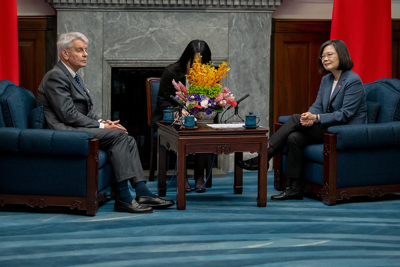 蔡英文總統今（28）日接見「法國參議院副議長暨友台小組主席李察（Alain Richard）訪團」。 圖：總統府提供