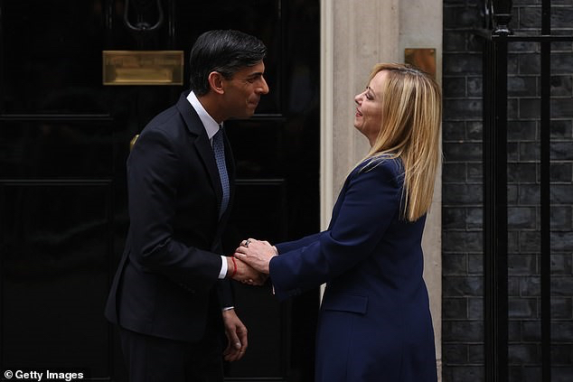 英國首相蘇納克（左）與義大利總理梅洛尼（右）4/27在英國首相官邸會晤並簽署合作備忘錄。 圖：翻攝Rishi Sunak推特