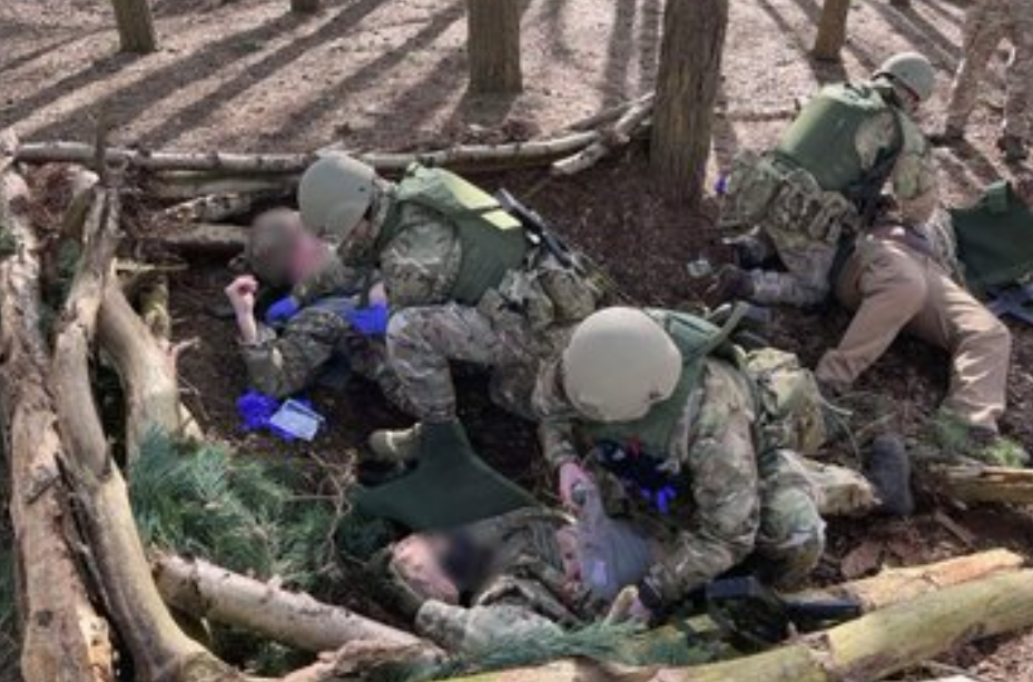 俄軍缺乏醫護人員，死亡人數攀升。圖為烏克蘭醫務人員在受英國陸軍醫務人員的專業戰場醫療培訓。 圖: 翻攝自烏克蘭武裝部隊總參謀部官方推特