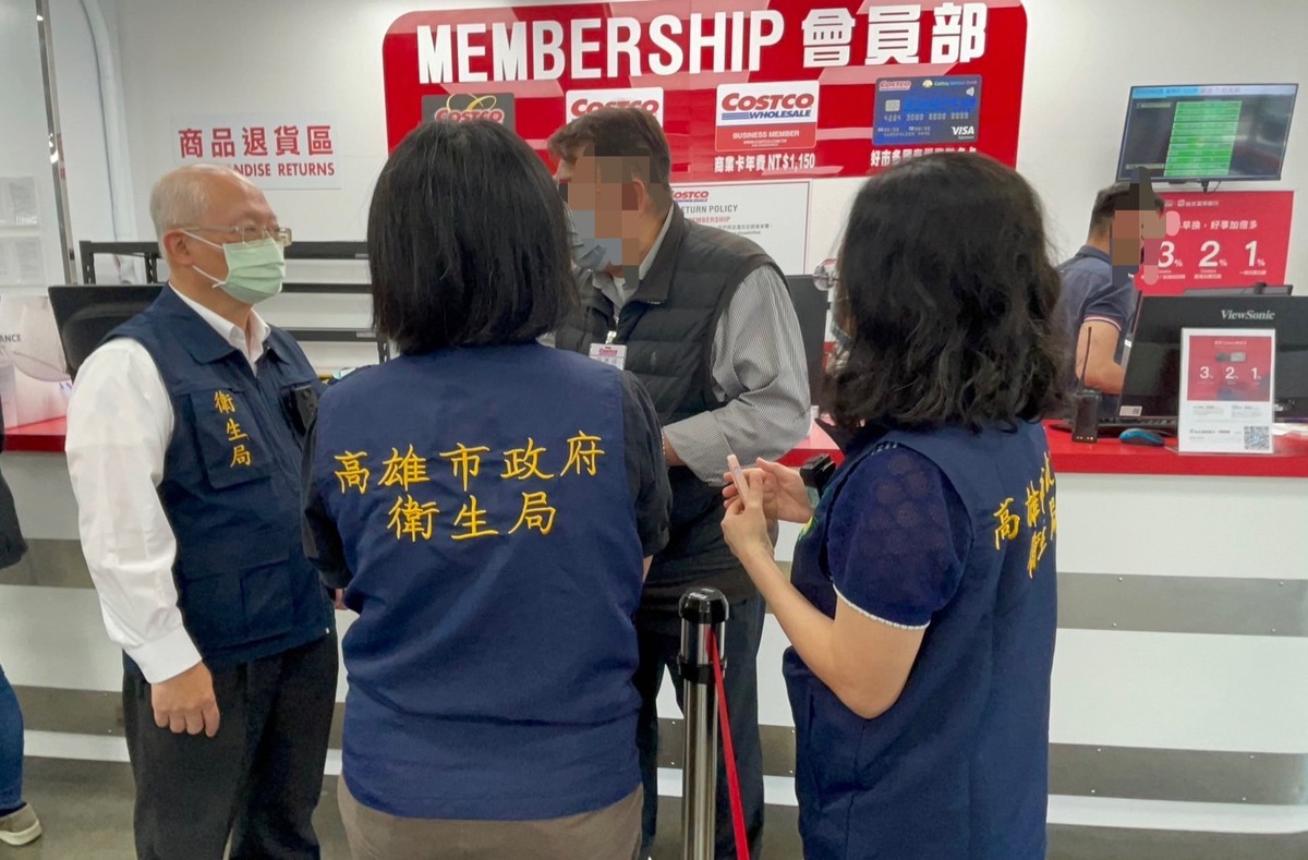 黃志中(左一)親至好市多賣場稽查。 圖：高雄市衛生局/提供