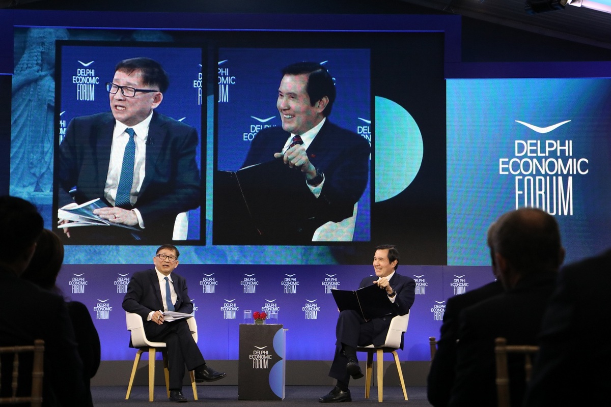 前總統馬英九獲邀前往希臘參與「德爾菲經濟論壇」，28日與美國布魯金斯研究院約翰．桑頓中國中心主任李成進行對談。 圖：馬英九辦公室/提供