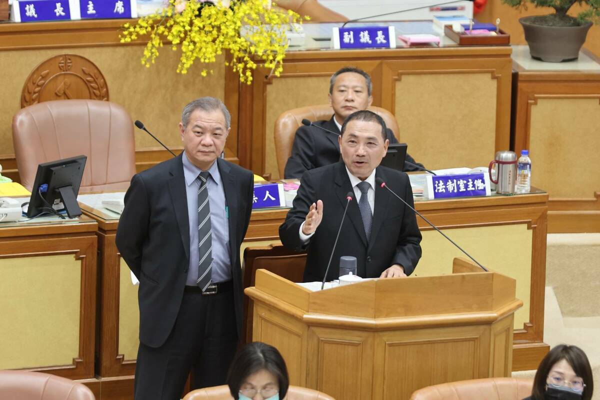 今(28)日下午新北市議會市政總質詢有議員關注低碳運具推動等綠能議題，侯友宜也分享出訪新加坡交流該國在綠色永續的心得，期能借鏡星洲經驗，持續推動新北邁向永續城市。 圖：新北市新聞局提供