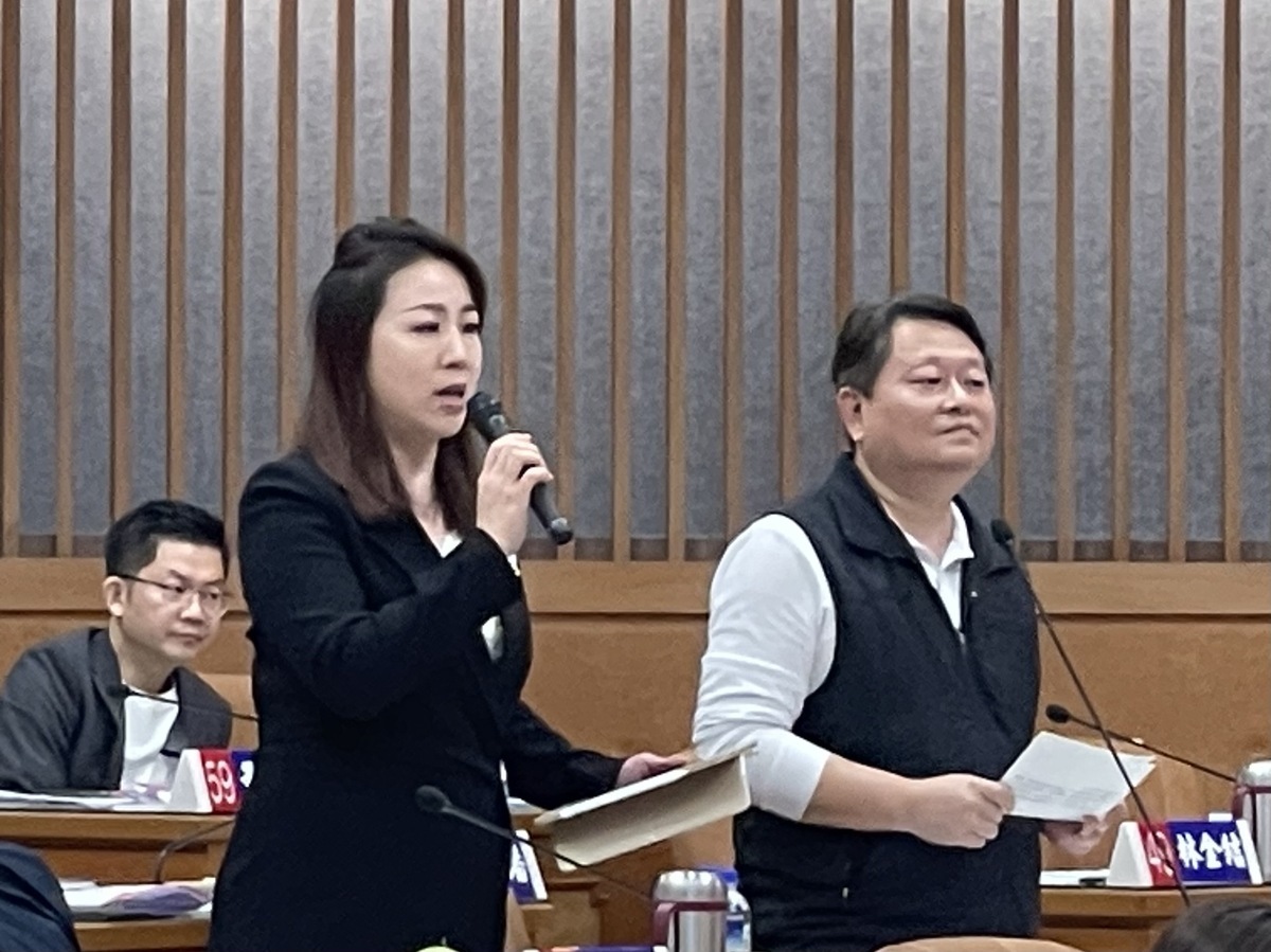 劉美芳說明，警察的職責為保家衛民，不管是任務、定位跟功能都跟軍人不一樣。而新北市議員邱烽堯則詢問侯友宜，倘若兩岸發生戰事，警方有什麼因應措施？ 圖：劉美芳辦公室提供