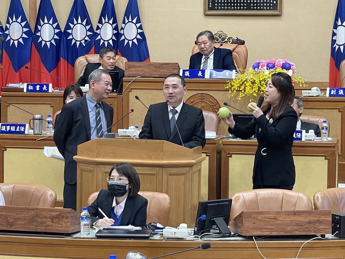 侯友宜表示，板殯的服務中心以及家屬的休息室可以先嘗試改變，改善既有的建物空間，並以一個比較通透性及綠化的方式做改變。 圖：劉美芳辦公室提供
