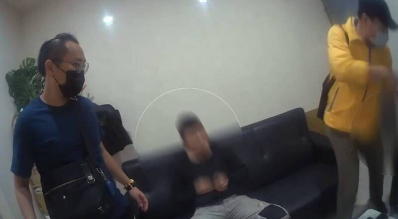新北市刑大專案小組拘提弘仁會簡姓組長等14名幫派份子。 圖：警方提供