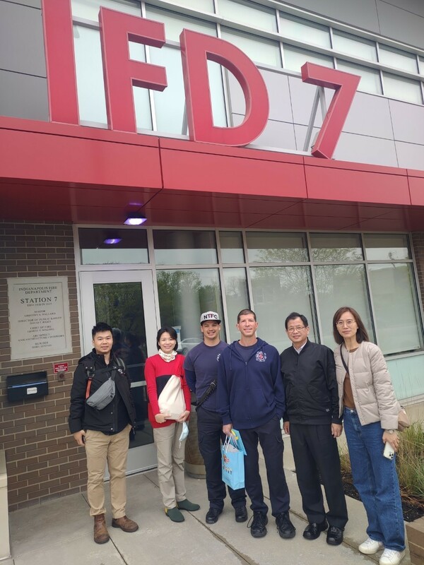 新北市消防局拜訪印第安納波利斯消防局的第7消防站，指揮官史蒂芬熱情接待。 圖：新北市消防局提供