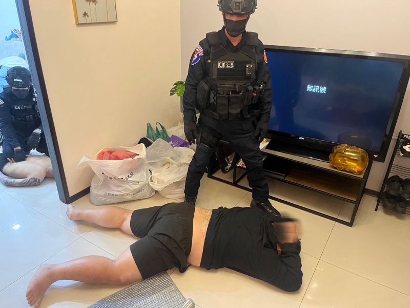 ▲新北市土城區當舖發生槍擊案件，警方3波掃蕩黑幫，共逮捕28人到案。 （圖／翻攝畫面）