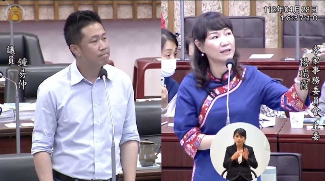 楊瑞霞(右)與鍾易仲在議會推動客語。 圖：高雄市客委會/提供