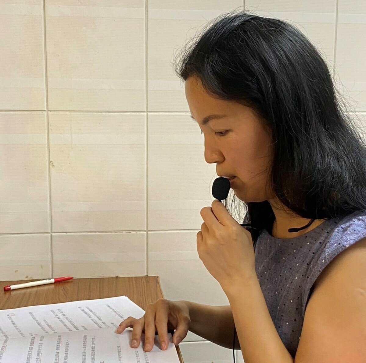 現場申請即時口譯設備與口譯老師為現場議會人員服務。 圖：高雄市客委會/提供