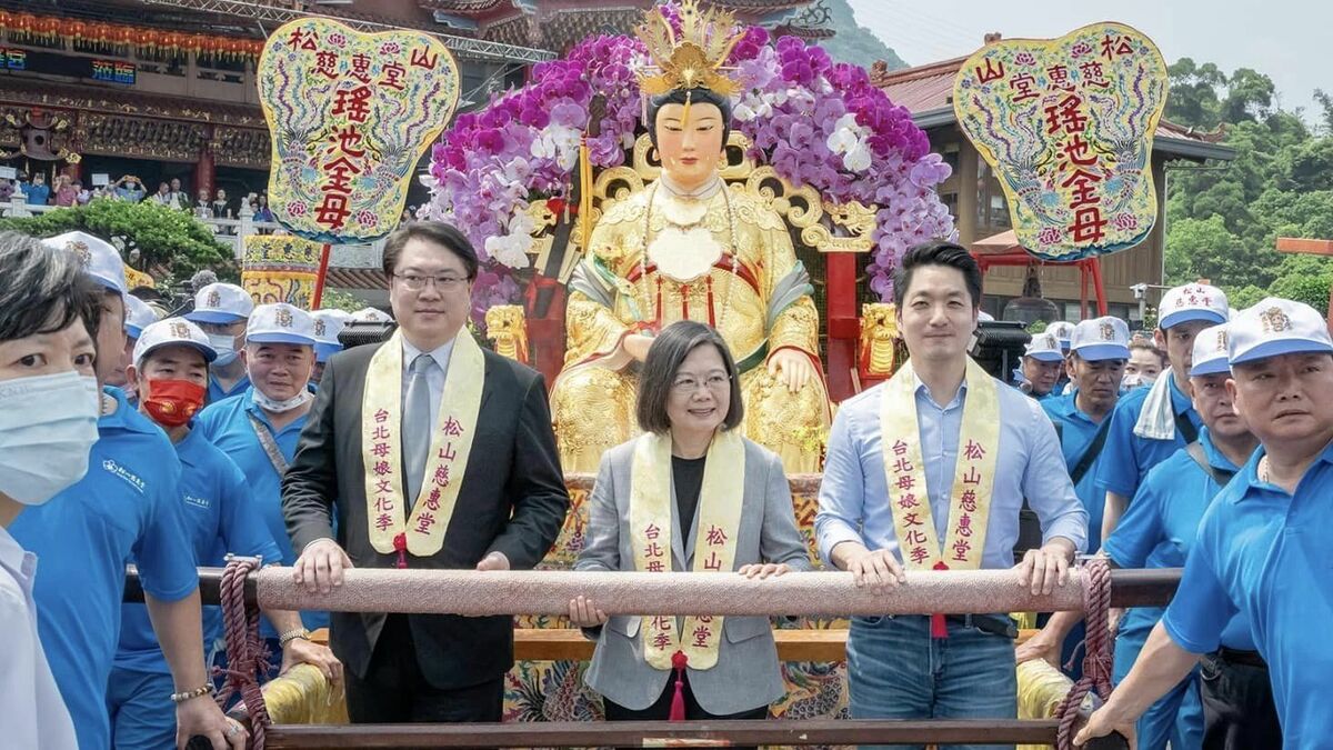 總統蔡英文、內政部長林右昌、台北市長蔣萬安等人今天出席「2023台北母娘文化季保民遶境嘉年華起駕儀式」，林右昌受訪時表示，五一勞動節統一放假的問題，必須凝聚朝野共識。 圖：翻攝自林右昌臉書