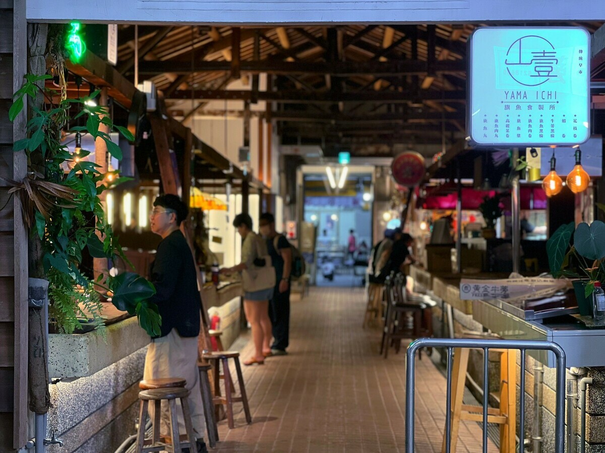 鹽埕巷弄中，轉角都會遇到驚喜。 圖：高雄市觀光局/提供