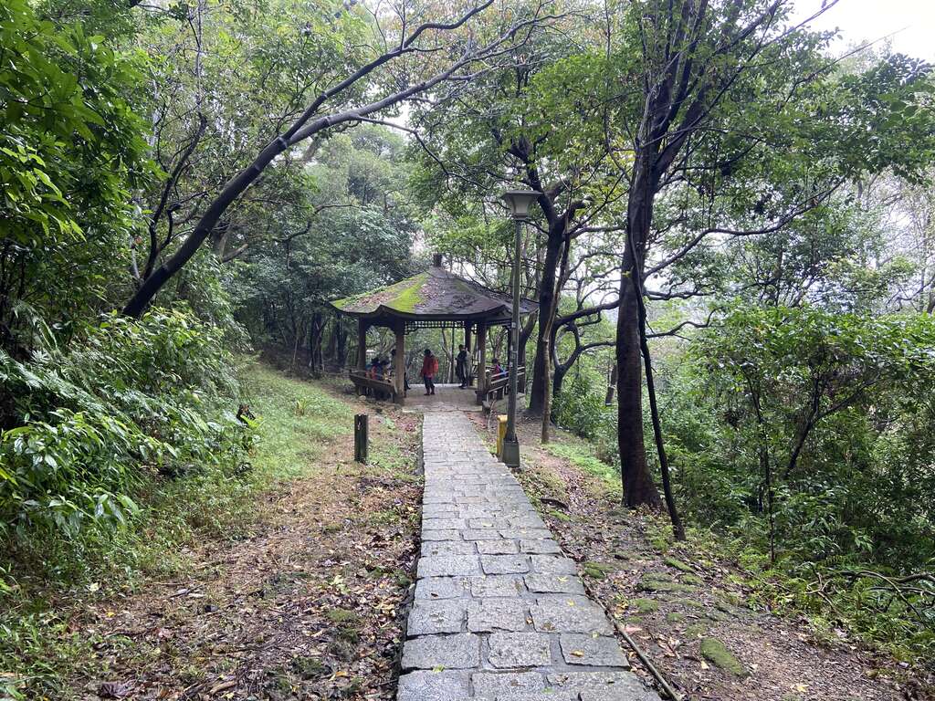 步道沿途有多處休憩涼亭和簡易石椅，活動將在涼亭設環教站。 圖：台北市政府工務局大地工程處／提供