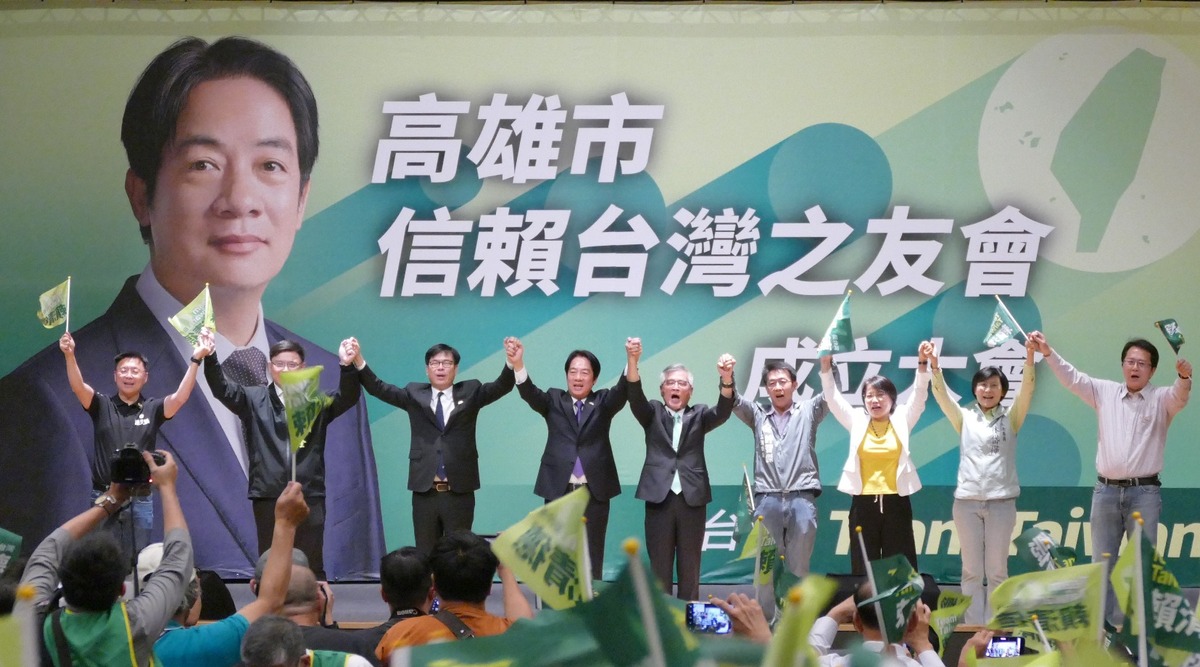 賴清德(左四)與陳其邁(左三)及高雄在地立委高喊團結勝選。 圖：孫家銘攝(資料照片)
