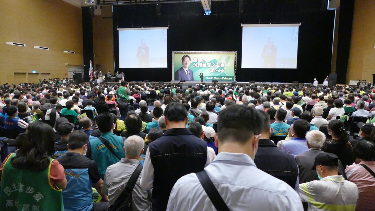 高雄市信賴台灣之友會成立大會，現場湧進兩千多人。 圖：孫家銘攝
