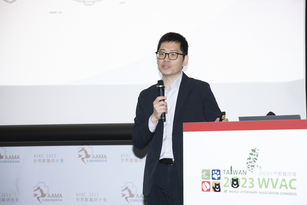 圖說：亞洲動物醫療協會舉辦「寵物醫院多元體系及永續發展」論壇，就寵物醫院多元經營型態和永續發展問題深入研究探討，台經院研究七所副所長余祁暐也在論壇中發表研究報告。 圖：亞洲動物醫療協會提供