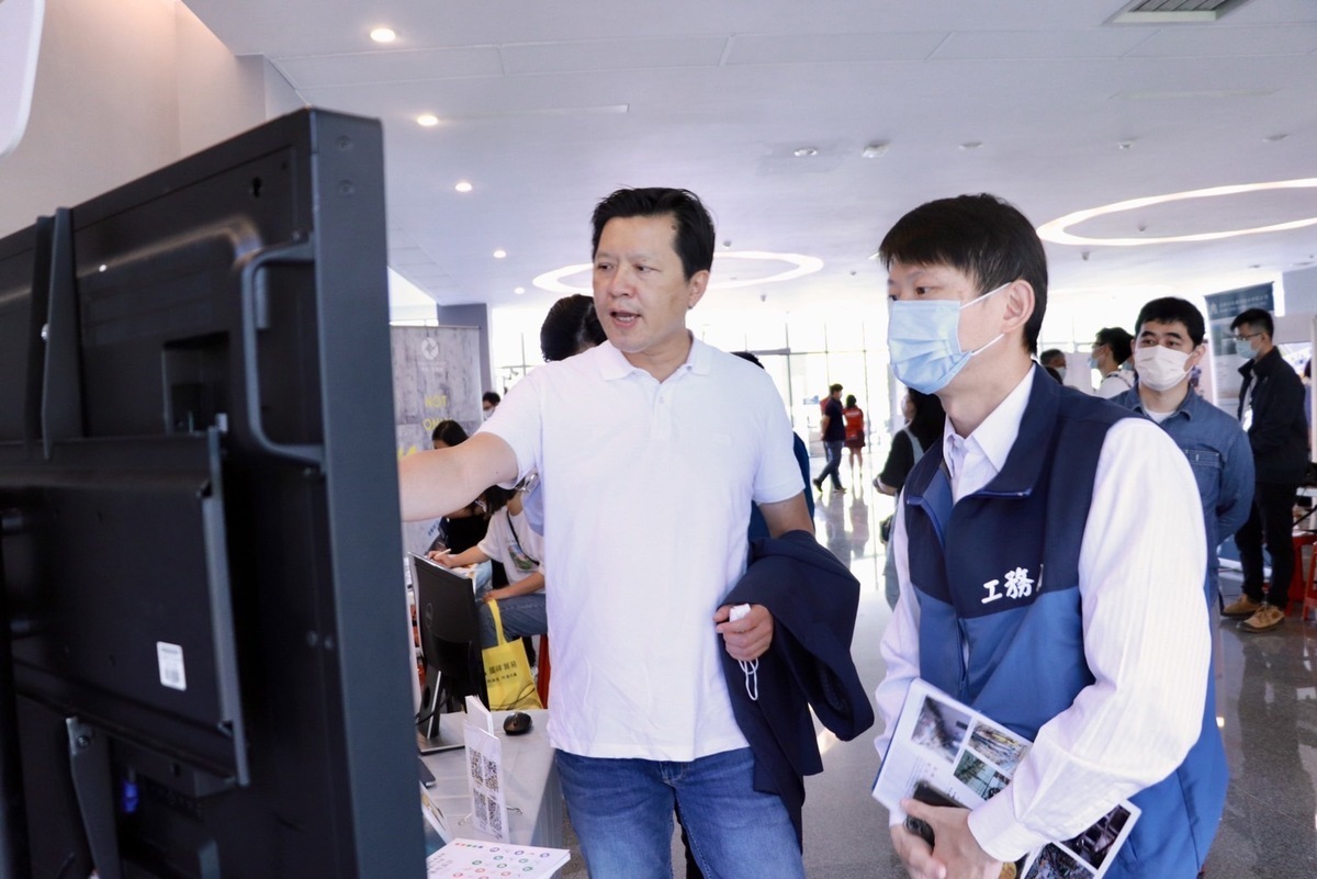 新北市副市長朱惕之蒞臨活動現場，參觀現場各機關、公會與公司展出的內容。 圖：新北市工務局提供