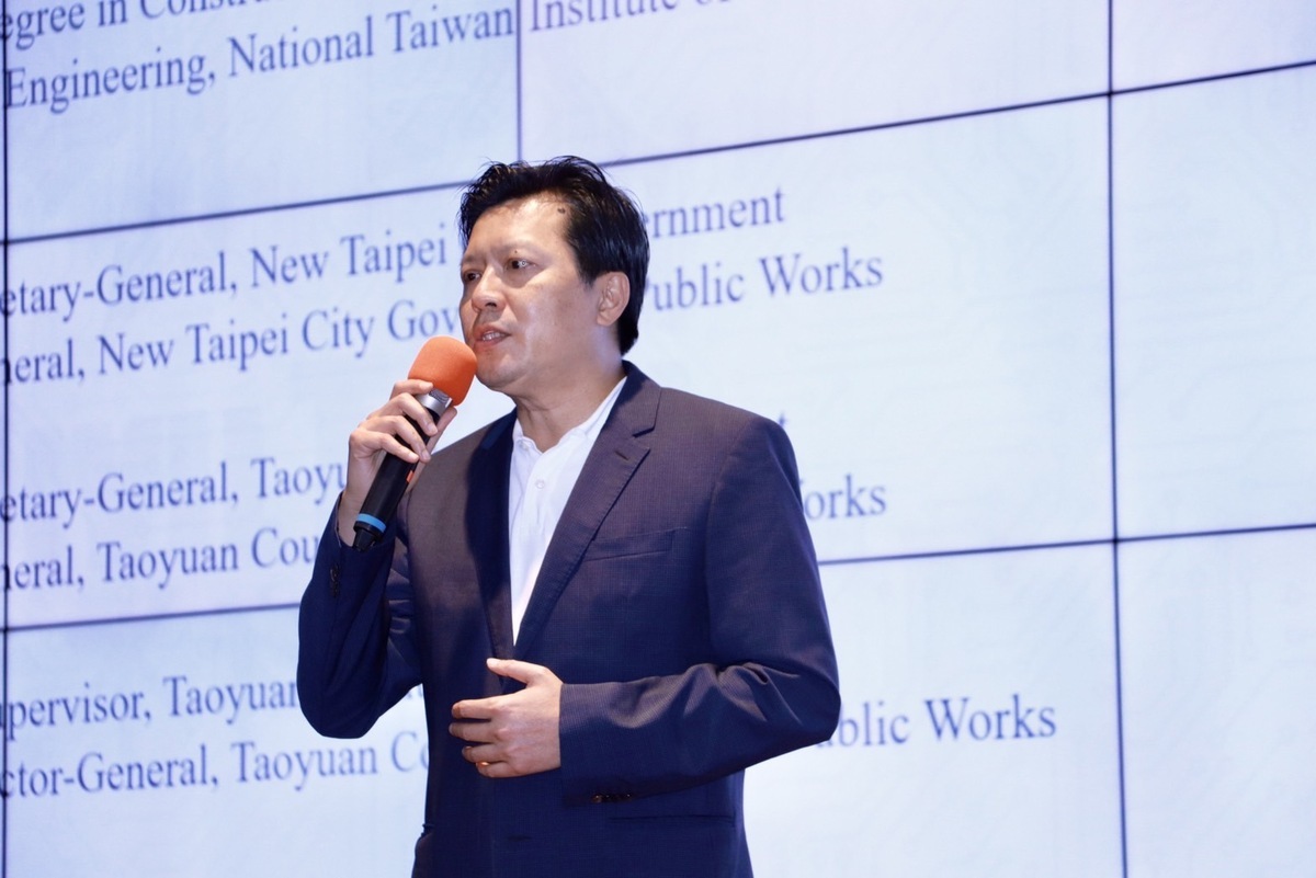 新北市副市長朱惕之今日代表侯友宜市長出席「2023土木科技展」，並在活動致詞時表示，期許淡江大學能繼續在土木與科技運用的領域持續深化學術研究成果，讓更多優秀的學生能與世界趨勢接軌，運用新科技提昇並翻轉基礎產業。 圖：新北市工務局提供