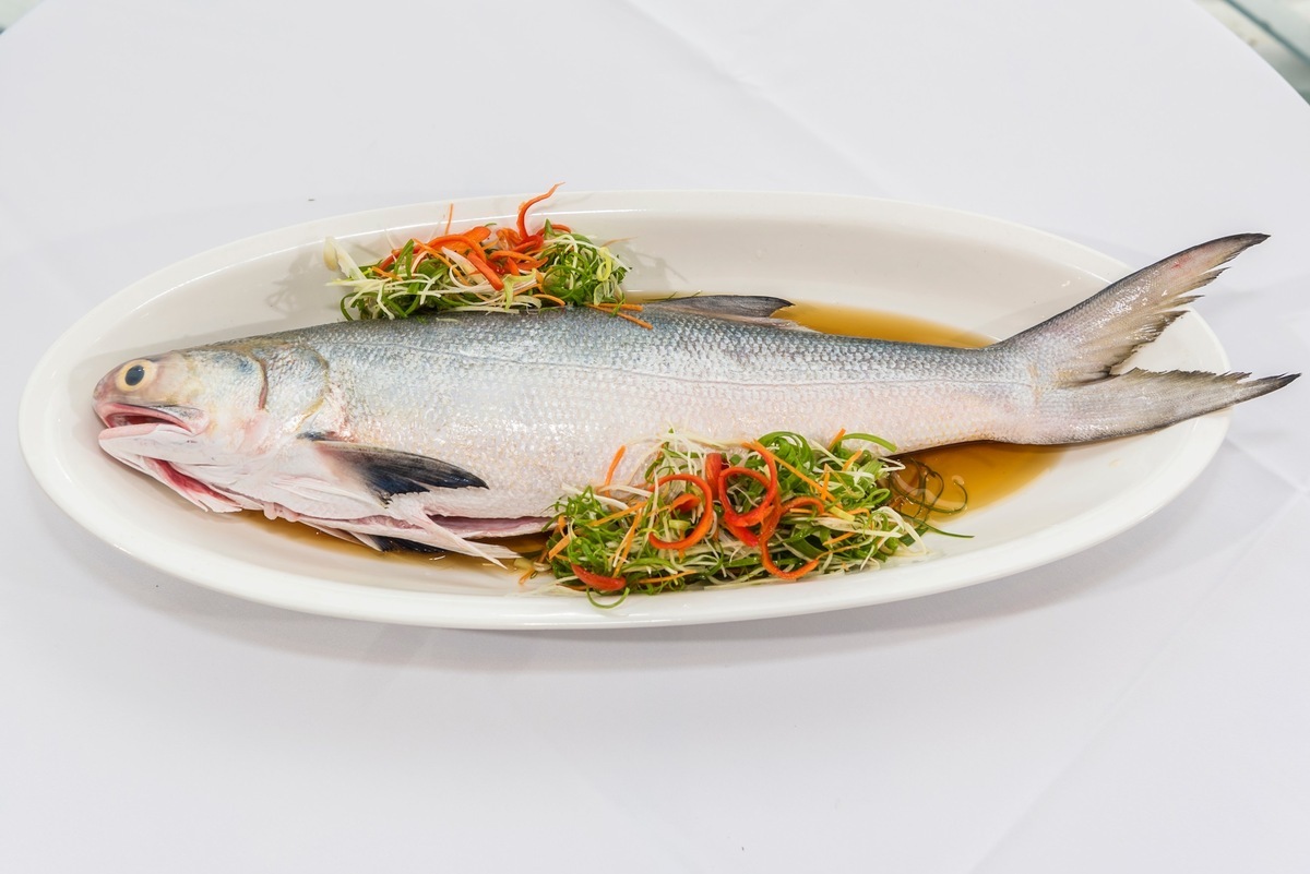 魚藏餐廳-清蒸午仔魚。 圖：淡水區漁會提供