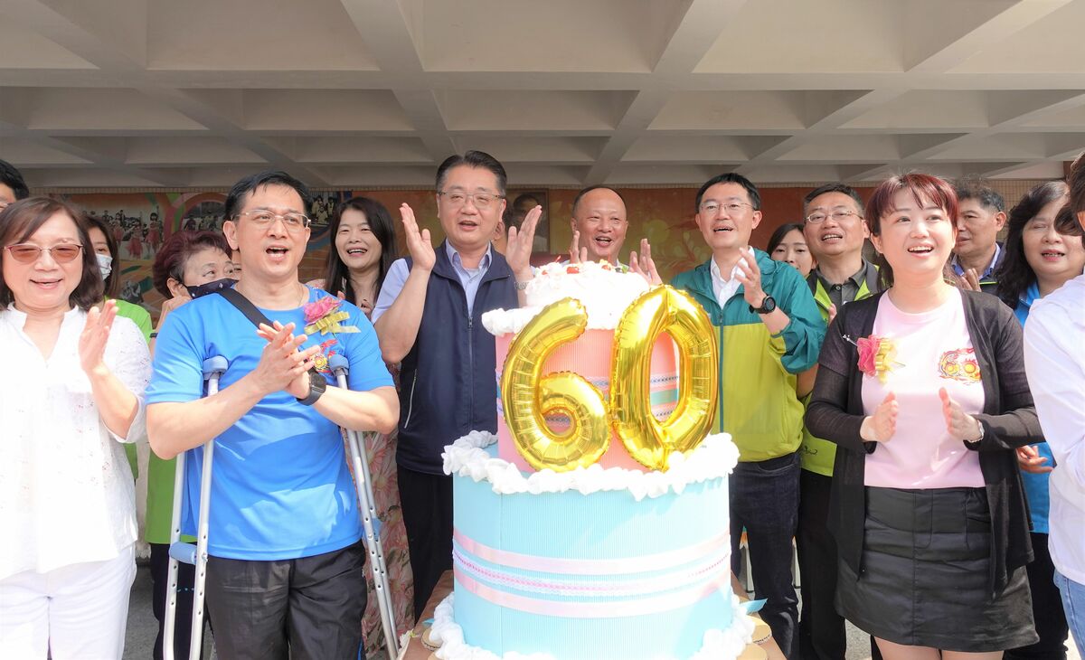厚德國小歡慶60週年校慶生日禮讚。教育局副局長劉明超（左3）、厚德國小校長潘志忠（左2）。 圖：新北市教育局提供