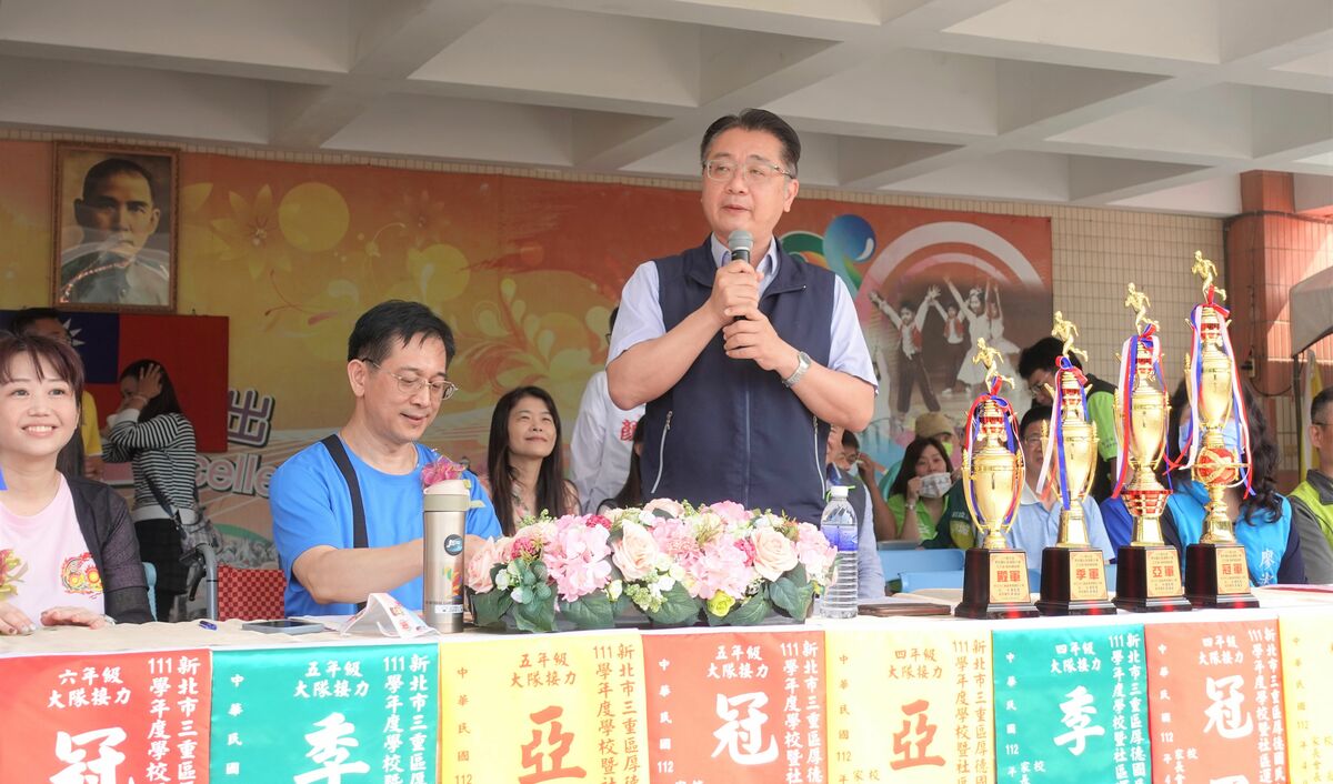 新北市教育局副局長劉明超蒞臨厚德國小，蒞臨獻上生日祝福。 圖：新北市教育局提供