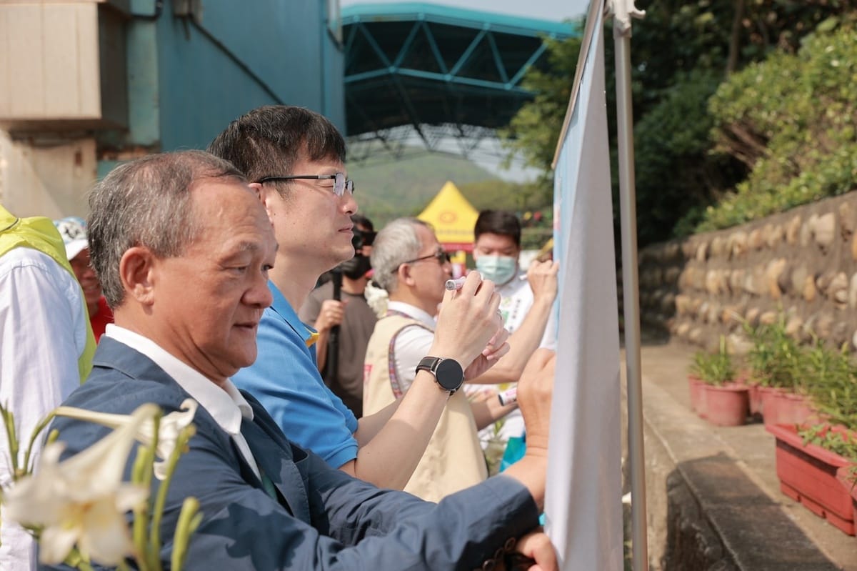 新北市教育局長張明文（左2）、傑出校友、及地方賢達齊聚瑞平國小，於60周年校慶簽名板簽名。 圖：新北市教育局提供
