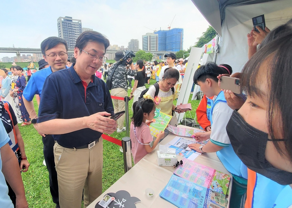 劉和然至鷺江國中攤位透過五感體驗及平板認識東亞新住民美食。 圖：新北市教育局提供