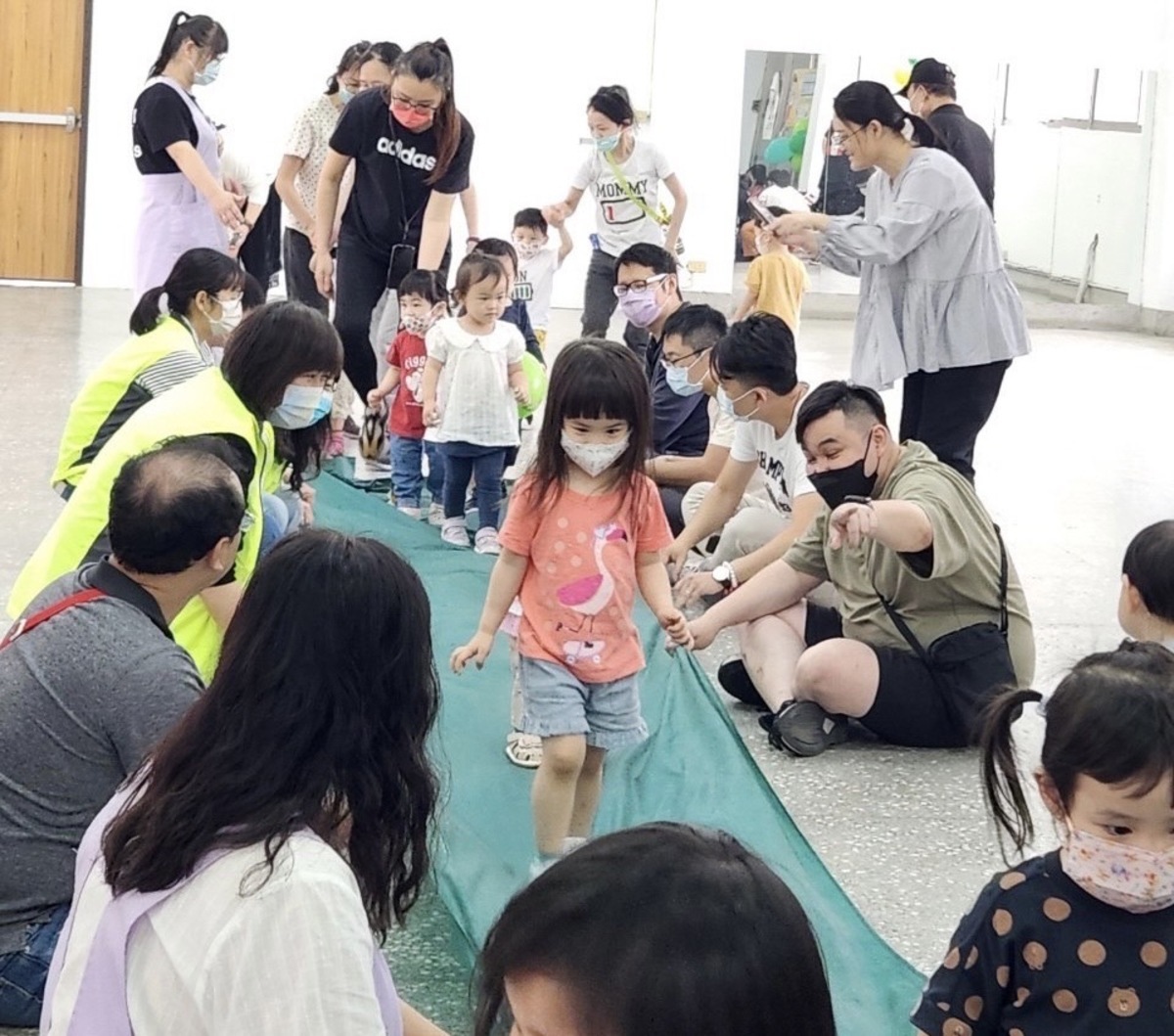 講座內容以幼兒親子體能、律動為主題，增強親子間的感情。 圖：三重區公所提供