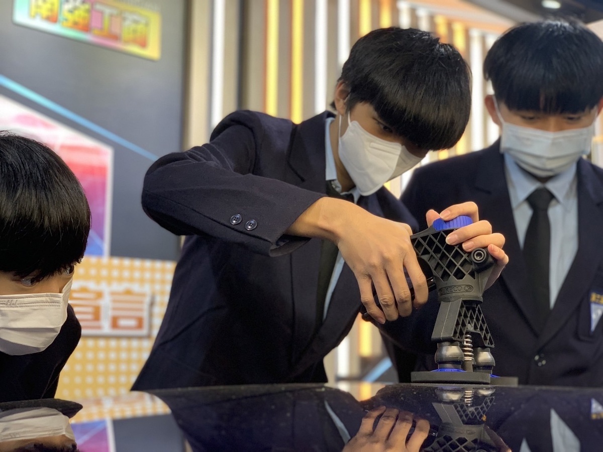 南強工商學生操作膠拉技巧進行汽車微板金修護。(資料照) 圖：新北市教育局提供