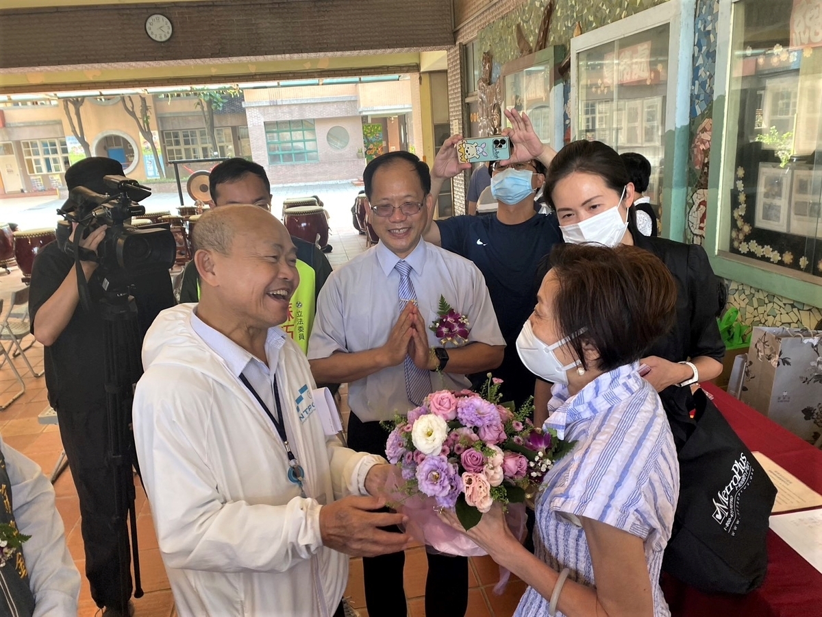 教育局副局長歐人豪（左）熱烈歡迎楊愛倫女士。 圖：新北市教育局提供