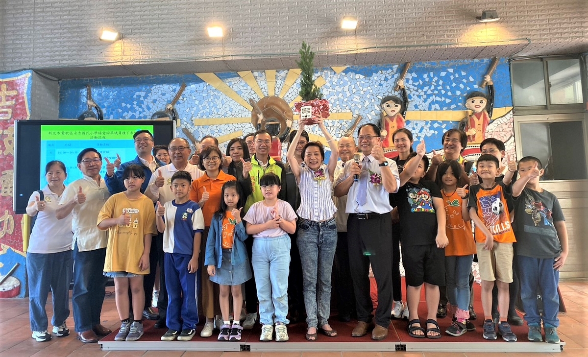 美國紐約州前眾議員楊愛倫拜訪永吉國小師生後合影。 圖：新北市教育局提供
