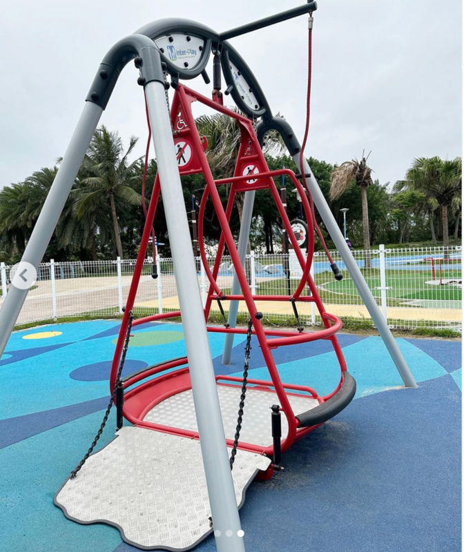 蔡阿嘎昨（29）日逛公園時發現竟然新增一項友善措施，原來這項措施，是給行動不方便孩子專屬的盪鞦韆。 圖：翻攝自蔡阿嘎IG