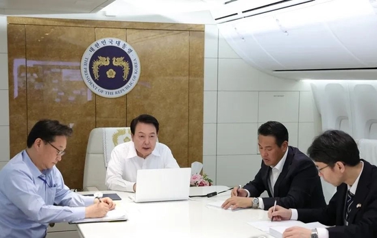 在赴美專機上的南韓總統尹錫悅，外界揣測南韓已經準備加入美國戰線。 圖：翻攝自新浪新聞