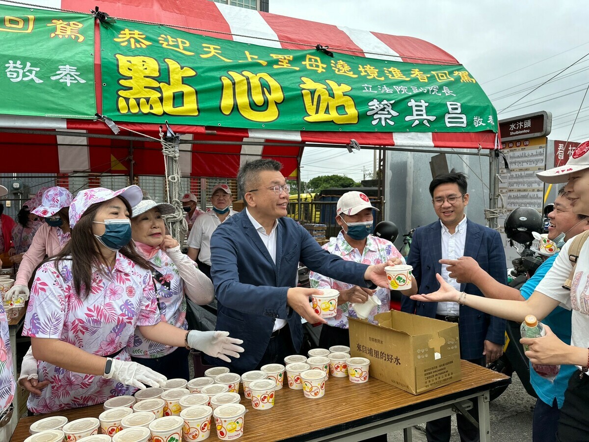 蔡其昌及服務團隊設點心站發送給信眾。 圖：蔡其昌辦公室/提供