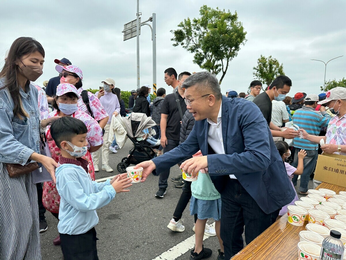 蔡其昌及服務團隊設點心站發送給信眾。 圖：蔡其昌辦公室/提供