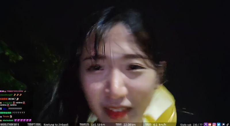 昨（29）天下著雨又掉包包，一度讓企鵝妹在鏡頭前苦笑。 圖：擷自企鵝妹Twitch