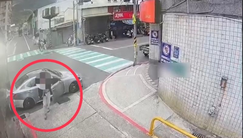 新北市八里30日驚傳槍擊案，嫌犯持槍畫面曝光。 圖：翻攝畫面