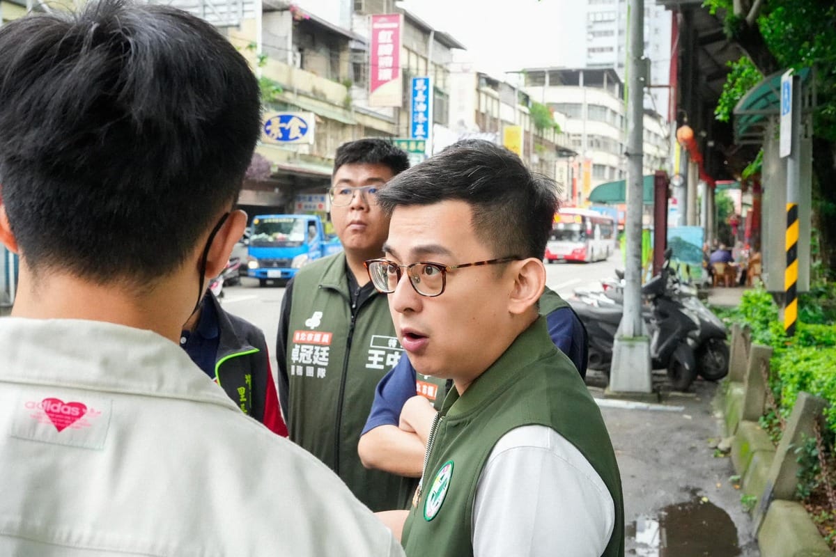 民進黨新北市議員卓冠廷指出侯友宜管理下的新北市亂象頻出，子彈亂飛、水牛亂竄。 圖：擷自卓冠廷臉書