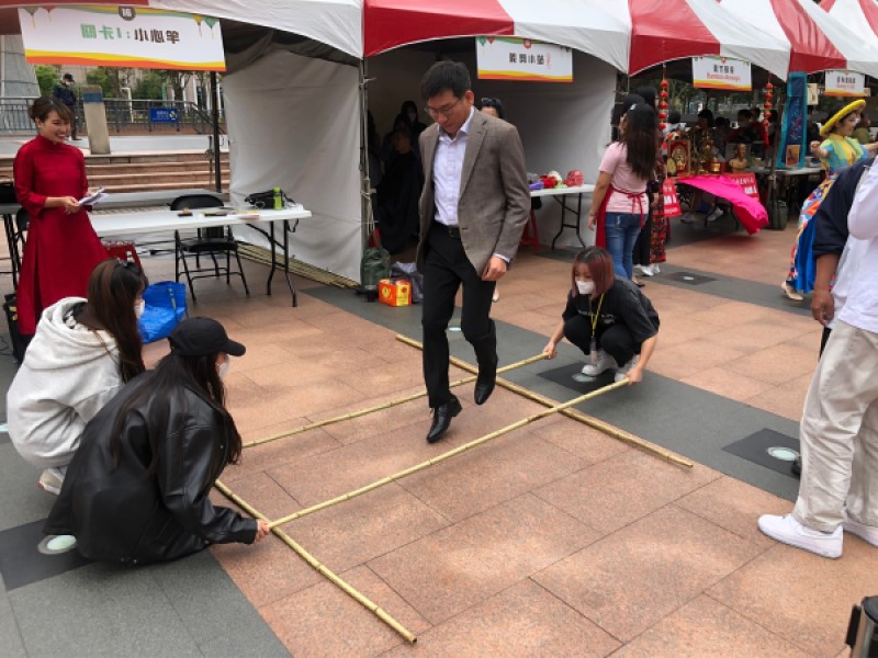 越南竹竿舞體驗。 圖：新北市勞工局提供