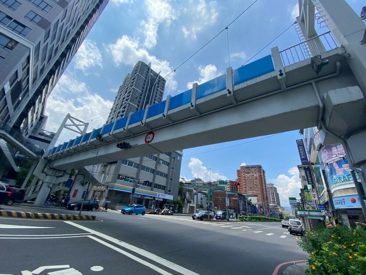 位於新店區北新路一段（捷運新店區公所站）的千禧陸橋，長期使用率低，經過多方面評估後決定進行拆除。 圖：新北市工務局提供