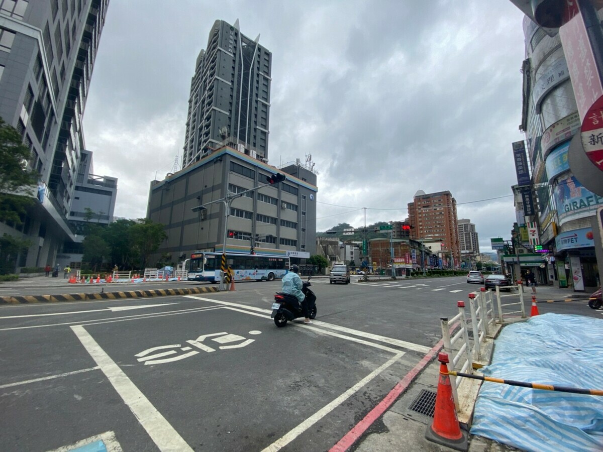 新店千禧陸橋於今日清晨拆除完畢，使北新路一段（捷運新店區公所站）天際線頓時開闊許多。 圖：新北市工務局提供