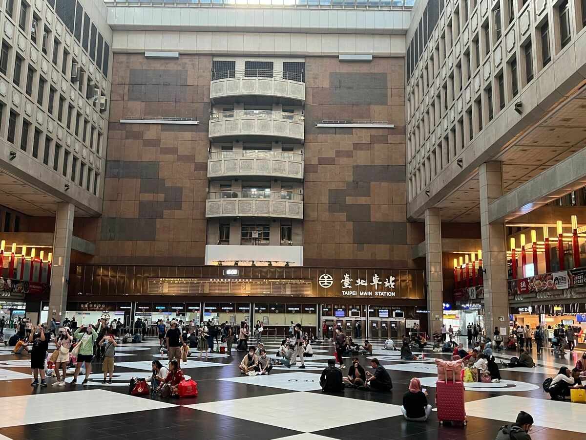 台北車站大廳經常可見許多移工和旅客席地而坐，成為車站大廳特色之一。 圖：翻攝小笠原欣幸臉書