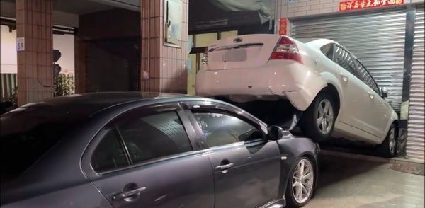 葉女失控後撞上路旁車輛。 (圖片來源/翻攝畫面)