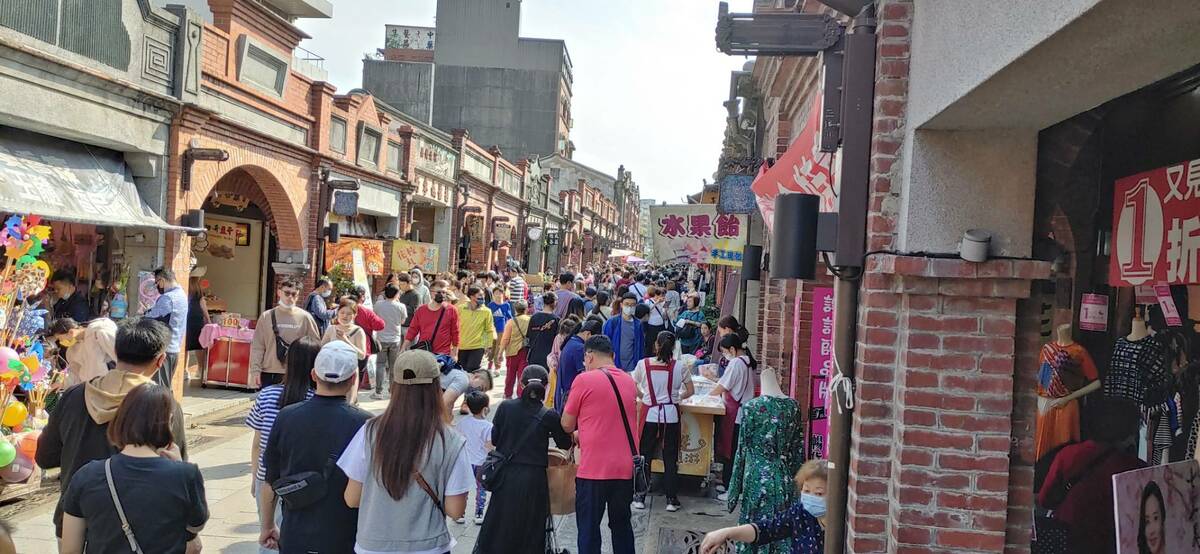 去(111)年總共核定補助21個商圈，商圈活動主題多元，整體帶動1億1530萬元商機。 圖：新北市經發局提供